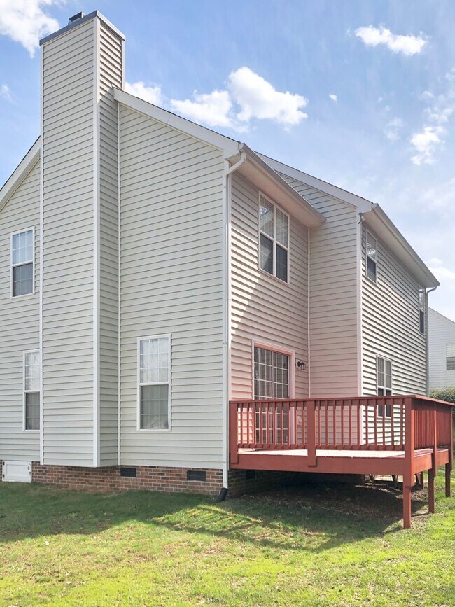 Building Photo - APPLICATION RECEIVED! Beautiful Must See 3 Bedroom with Deck and Garage, minutes from Duke!