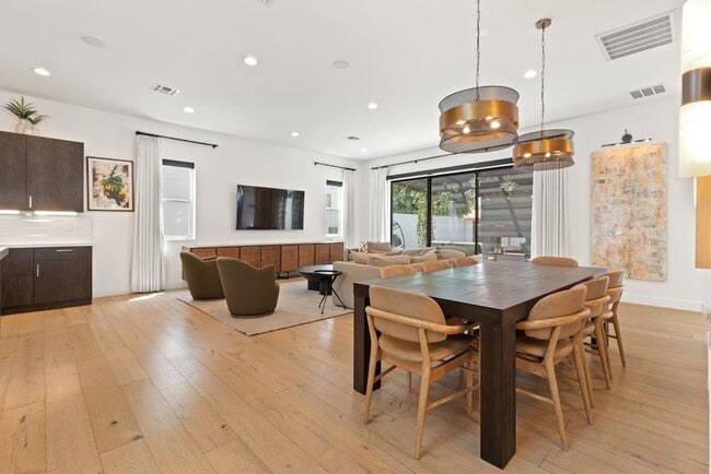 Building Photo - 4533 E Devonshire Ave