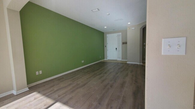 Building Photo - 3885 Buckthorne Dr