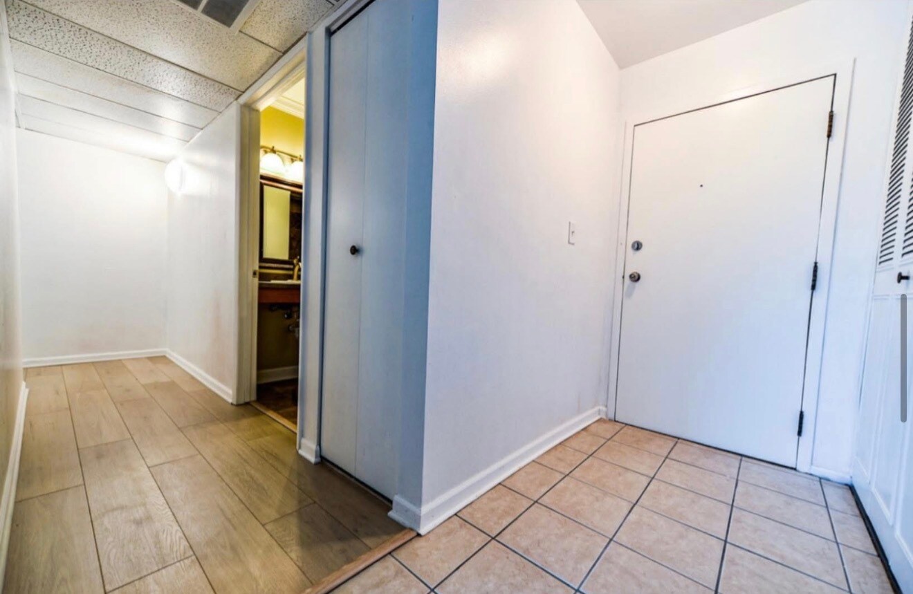 Building Photo - 2600 Brookwood Way Dr