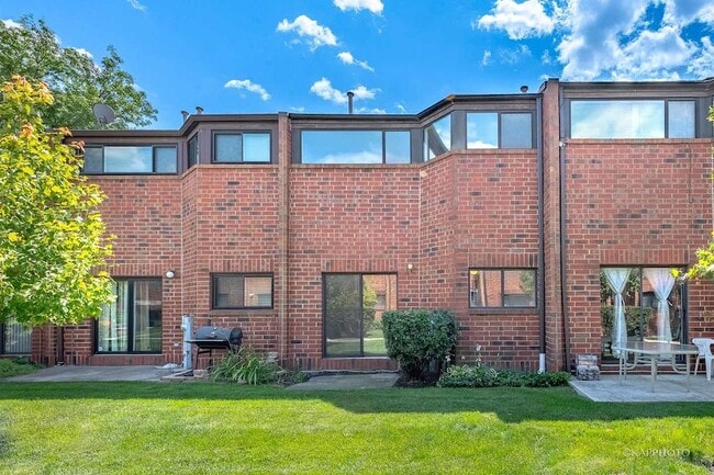 Building Photo - 901 S Racine Ave