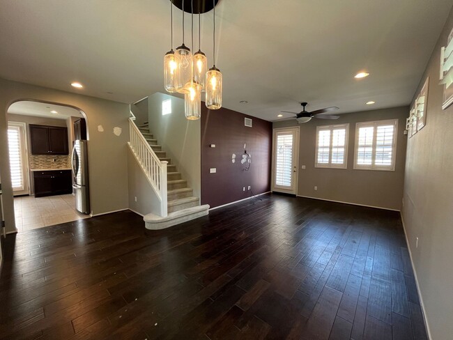 Building Photo - Gated Porter Ranch home w/all appliances +...