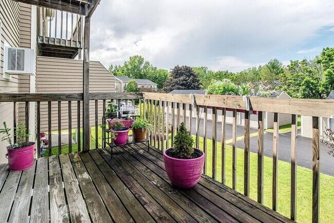 Building Photo - Townhouse for Rent – South Burlington, VT