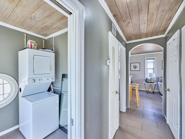 Building Photo - 1214 E Atlantic Ave