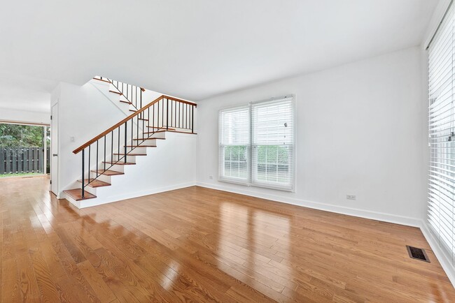 Building Photo - Modern 3-Bed Townhome in Hoffman Estates –...