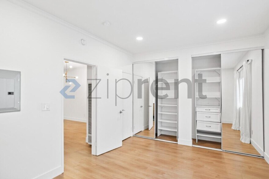 Building Photo - Unit 385