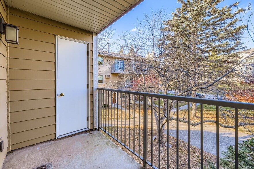 Building Photo - 2250 Ridge Dr