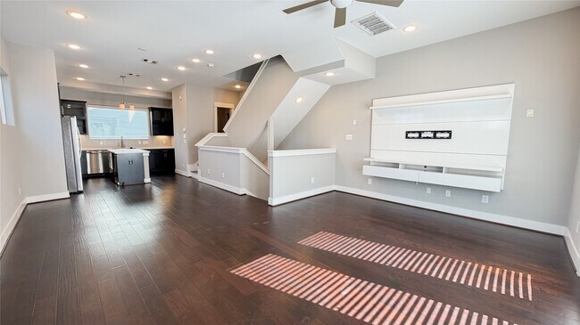 Building Photo - 605 Bayou St