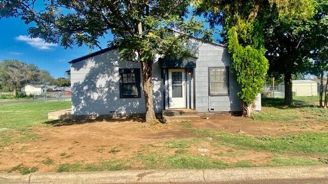 Building Photo - Handyman Special $0 First Month's Rent / “...