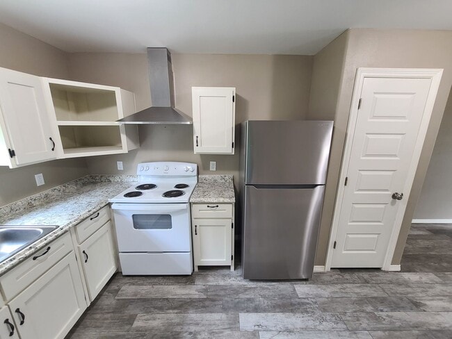 Building Photo - Quaint 3Bed/2Bath With a HUGE YARD!!