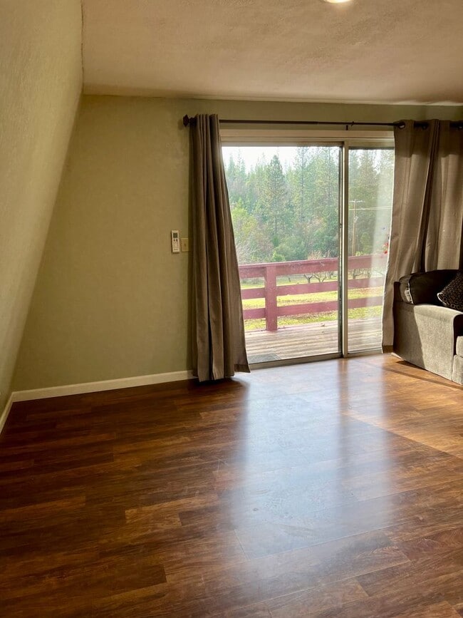 Building Photo - Pine Grove Guest House for rent