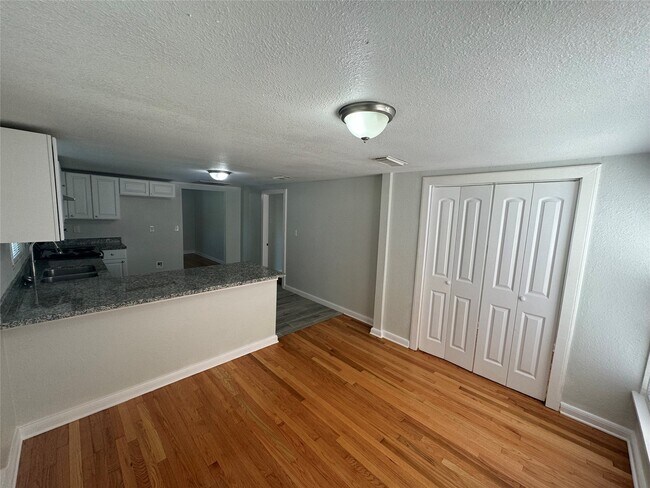 Building Photo - 512 Rice St