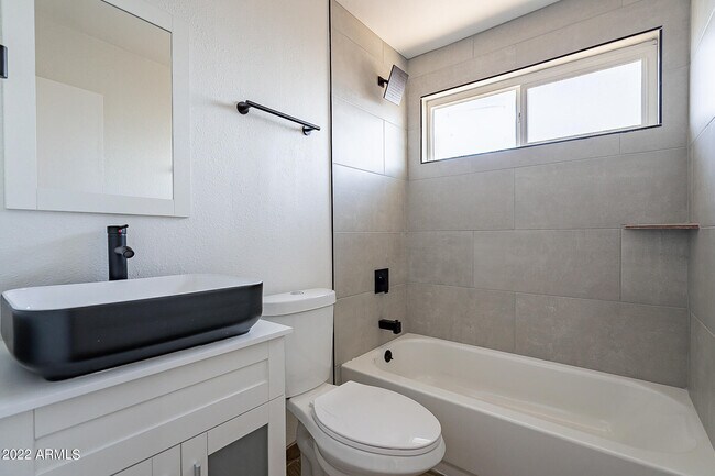 Building Photo - 37 E El Parque Dr