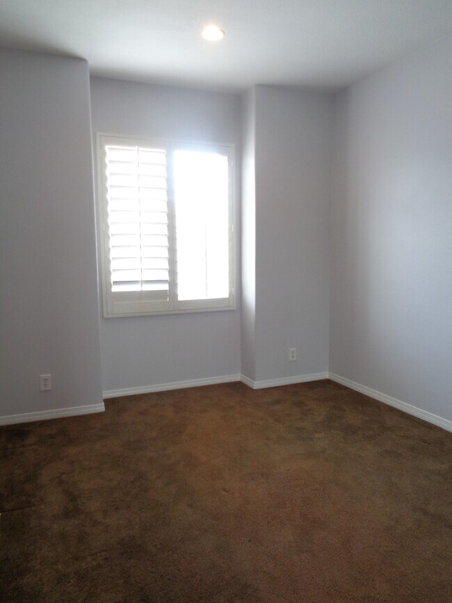 Building Photo - Custom executive home in gated community 1...