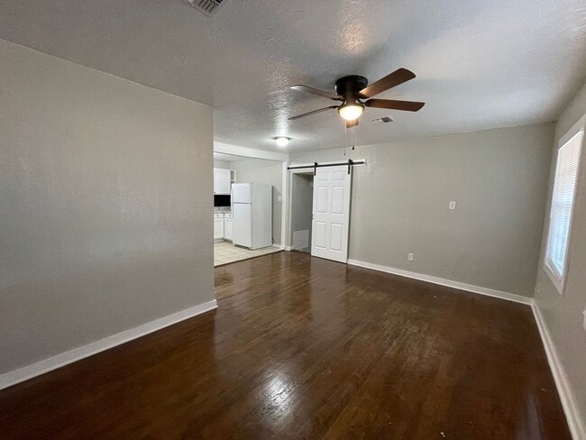 Building Photo - Move in special: Remodeled Northwest 2 Bed