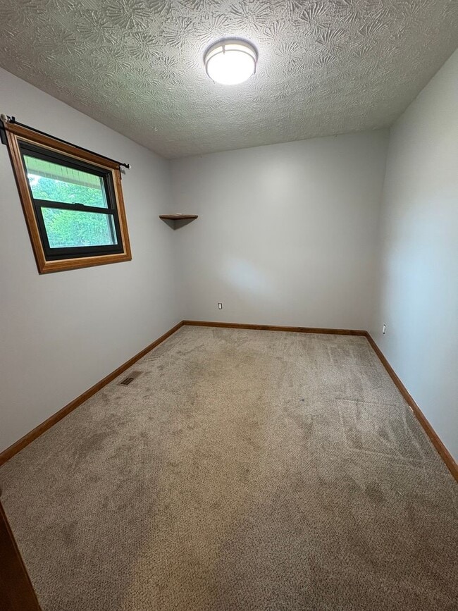 Building Photo - Beautiful Tri-level Home in Centerville