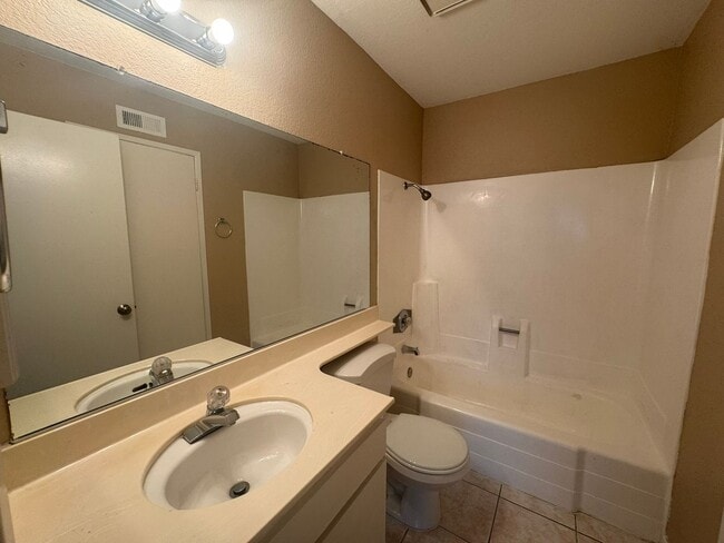 Building Photo - Beautiful Two Story Condo located In Oceanside!