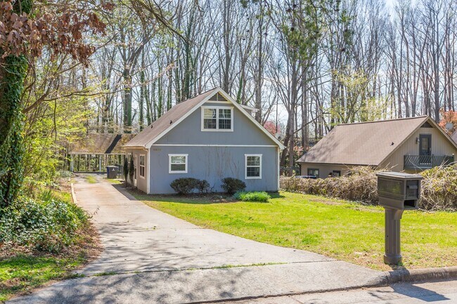 Building Photo - Spacious 3 bed 2 Bathroom House in Peace Haven Rd Winston-Salem