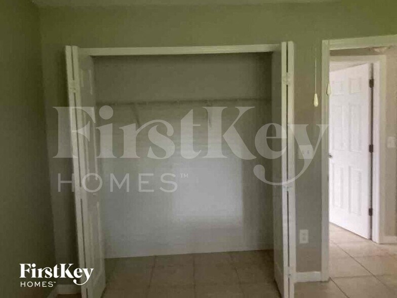 Building Photo - 524 SW 25th Ln