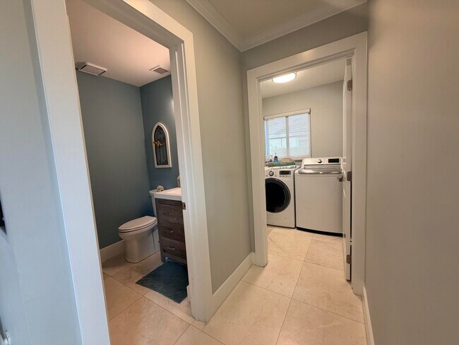 Building Photo - 3041 Perriwinkle Cir
