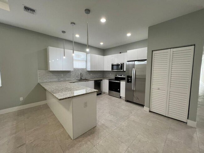 Building Photo - 227 N E St