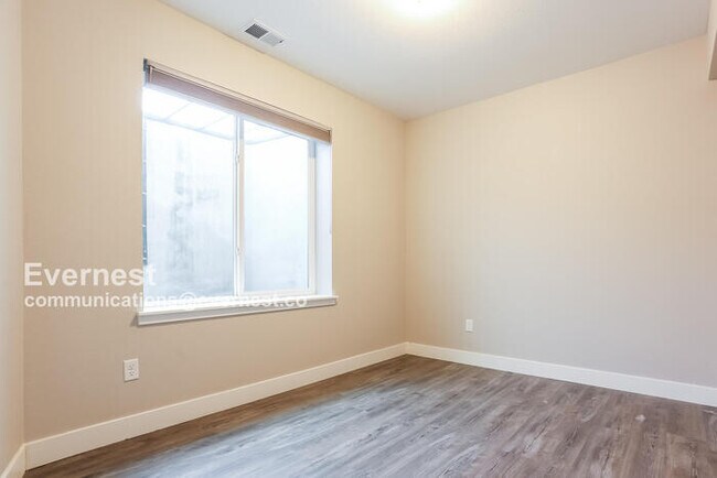 Building Photo - 6148 N Dayton St