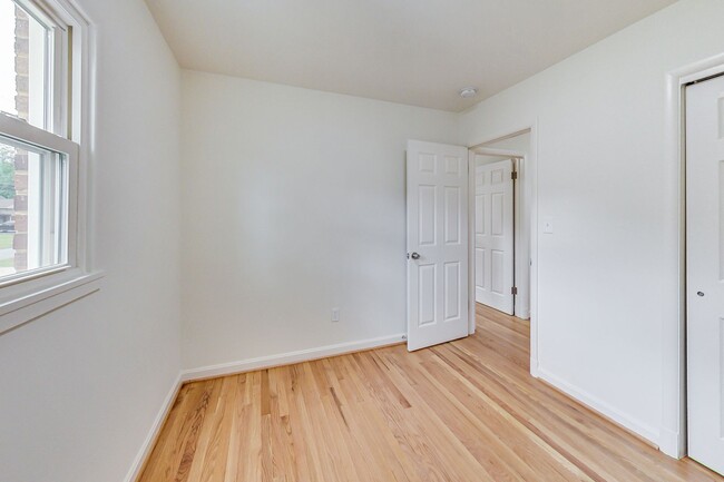 Building Photo - 5 Bed / 3 Bath / deep lot/ 2 driveways and...