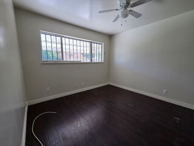 Building Photo - New Listing!