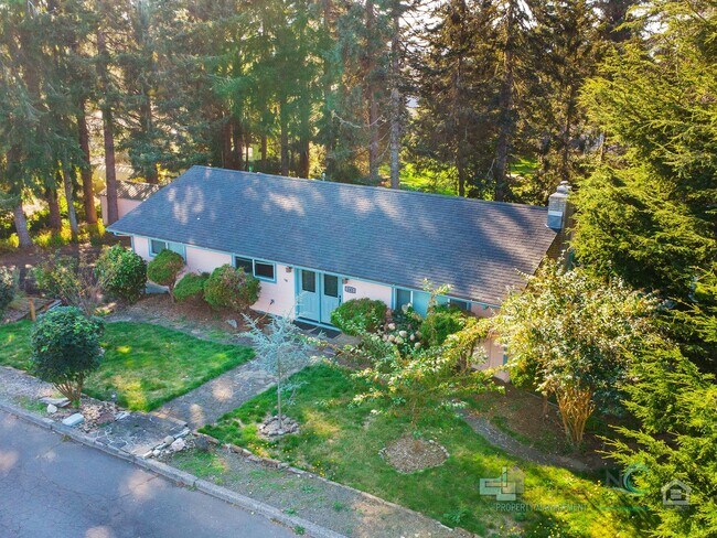 Building Photo - Spacious Single Family Home in Seaside!!!