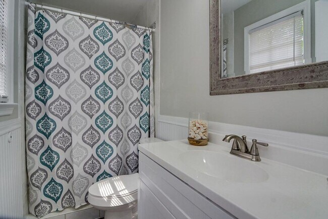 Building Photo - Updated 3 Bedroom 2 Bath off Furies Ferry!