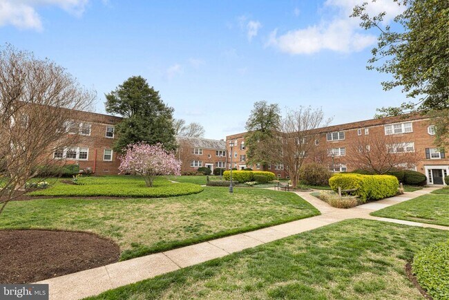 Building Photo - 1804 W Abingdon Dr