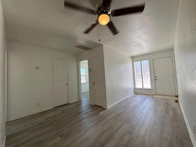 Building Photo - 2 bedroom 1 bath duplex available now!