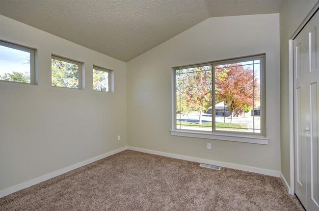 Building Photo - Newer Town home close to everything!
