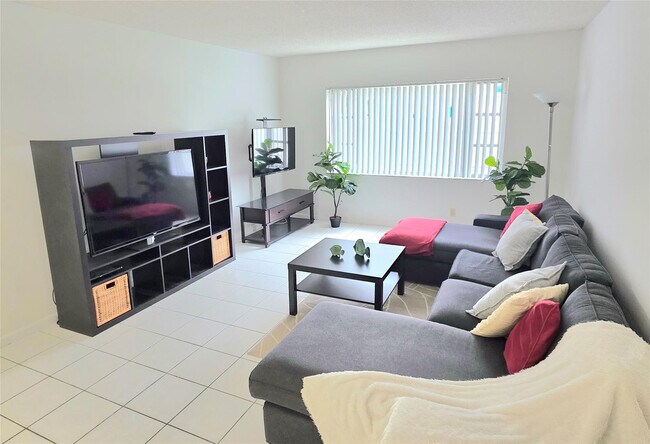 Building Photo - 2230 NE 56th Pl