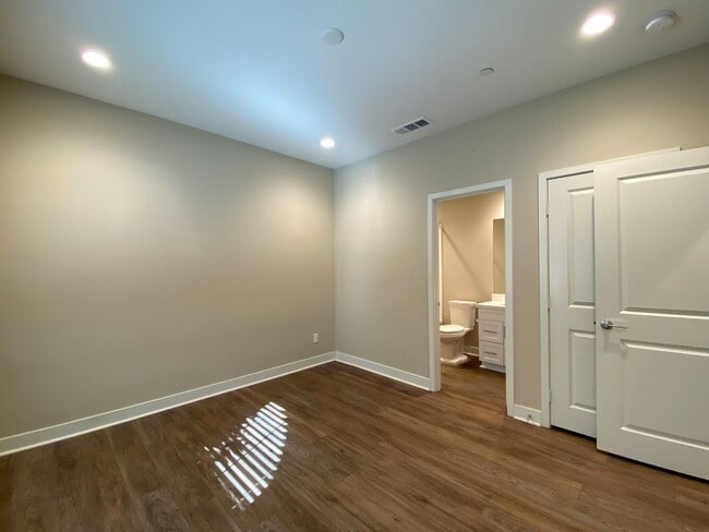 Building Photo - *Special*Stunning 3 Bedroom 3.5 Bathroom T...