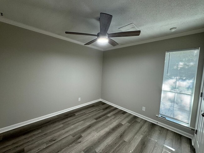 Building Photo - Beautifully Redone