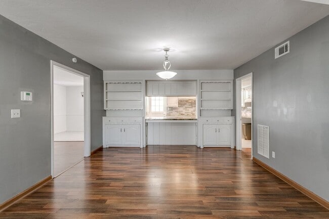 Building Photo - Spacious 4-Bedroom Home in Mature Neighborhood