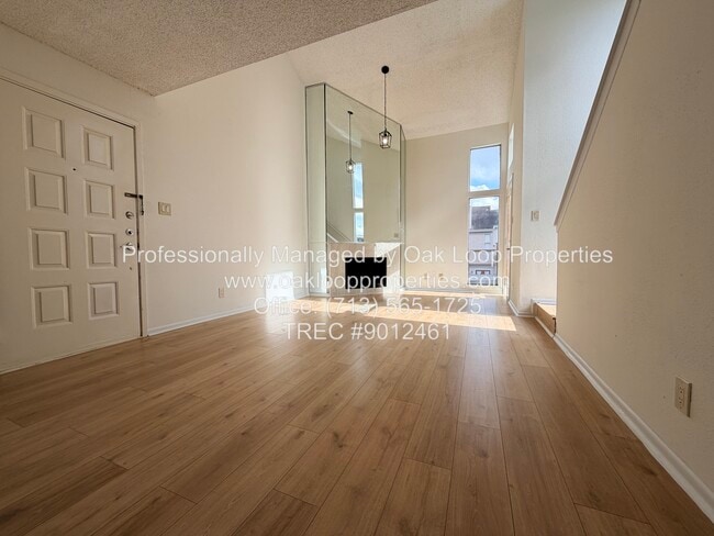 Building Photo - 10855 Meadowglen Ln