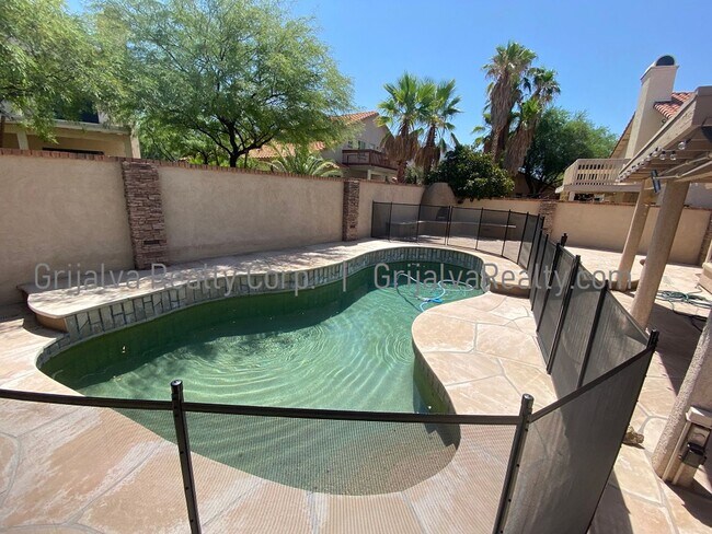 Building Photo - Amazing 5 BD, 3 BA House + Pool! This Oro ...