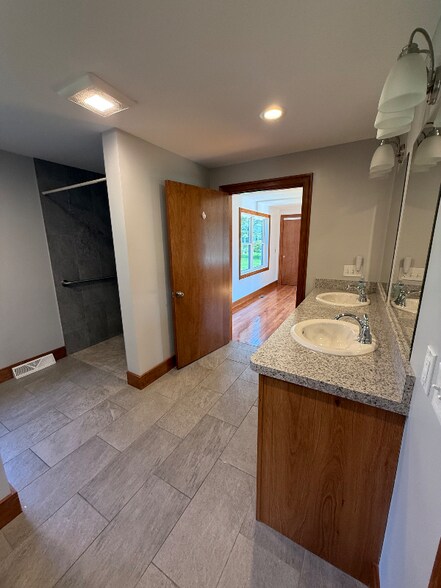 Building Photo - 485 Birnie Ave