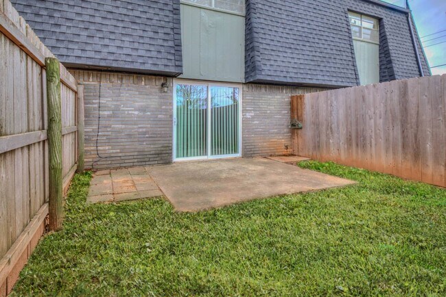 Building Photo - 1229 Lakecrest Dr