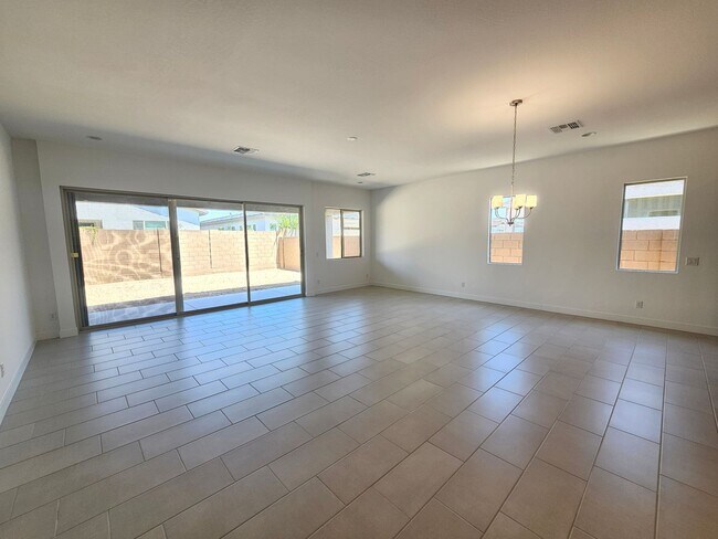 Building Photo - Beautiful and spacious