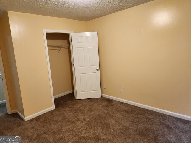 Building Photo - 2135 Pineview Trail