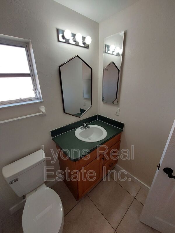 Building Photo - 611 SE 5th St