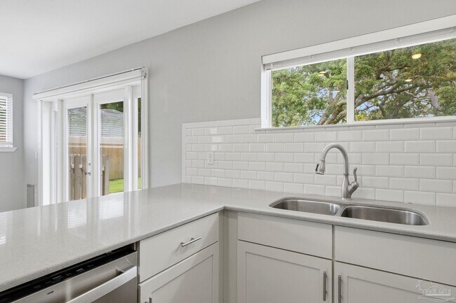 Building Photo - 302 Loruna Dr