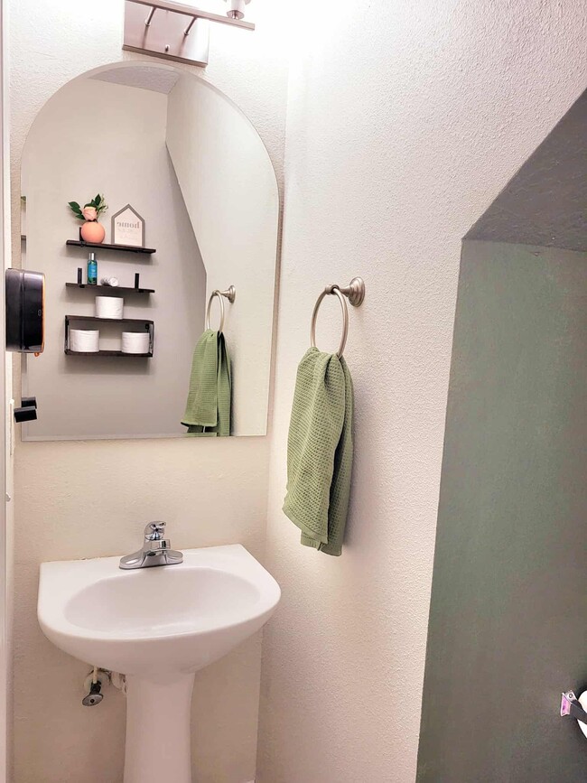 Building Photo - 5260 Collins Rd