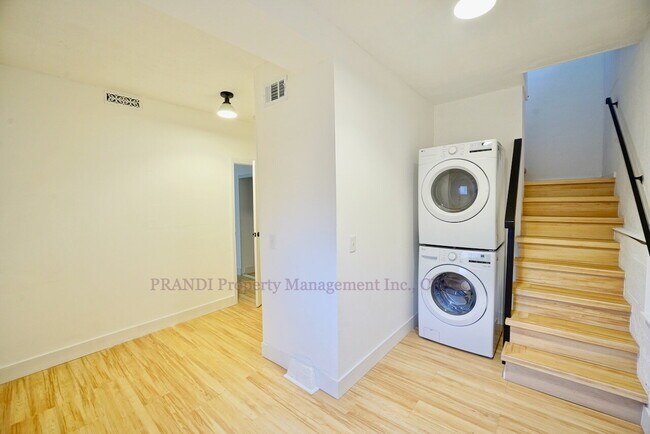 Building Photo - West End Home, Freshly Renovated, Close to Downtown