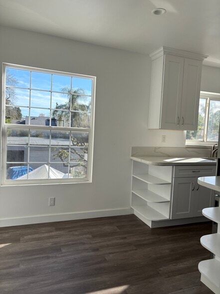 Building Photo - 5516 Vanalden Ave