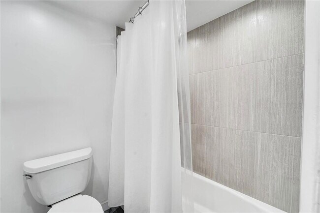 Building Photo - 14145 Kendale Lakes Cir