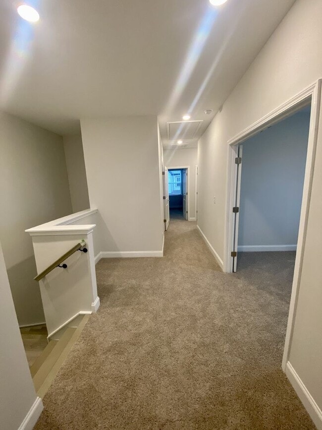 Building Photo - End Unit Townhouse in Terraces at Farmington